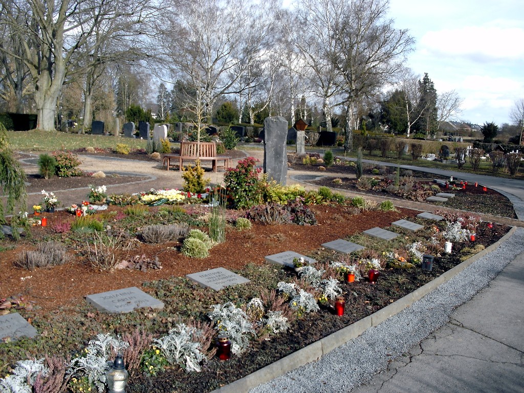 Blick über das Gräberfeld auf dem Friedhof am Katzenberger Weg in Mayen (2013).