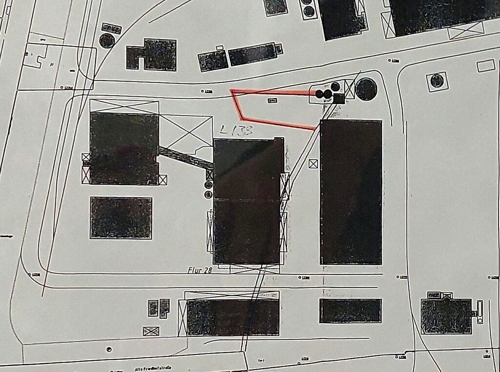 In einem Katasterplan 1998 in rot eingezeichnete Lage des Jüdischen Friedhofs Uerdingen auf dem späteren Werksgelände der Bayer AG, zur NS-Zeit Teil der früheren I. G. Farben. Aus einer Akte, in der die damalige Überbauung der Fläche als Friedhofschändung behandelt wird.