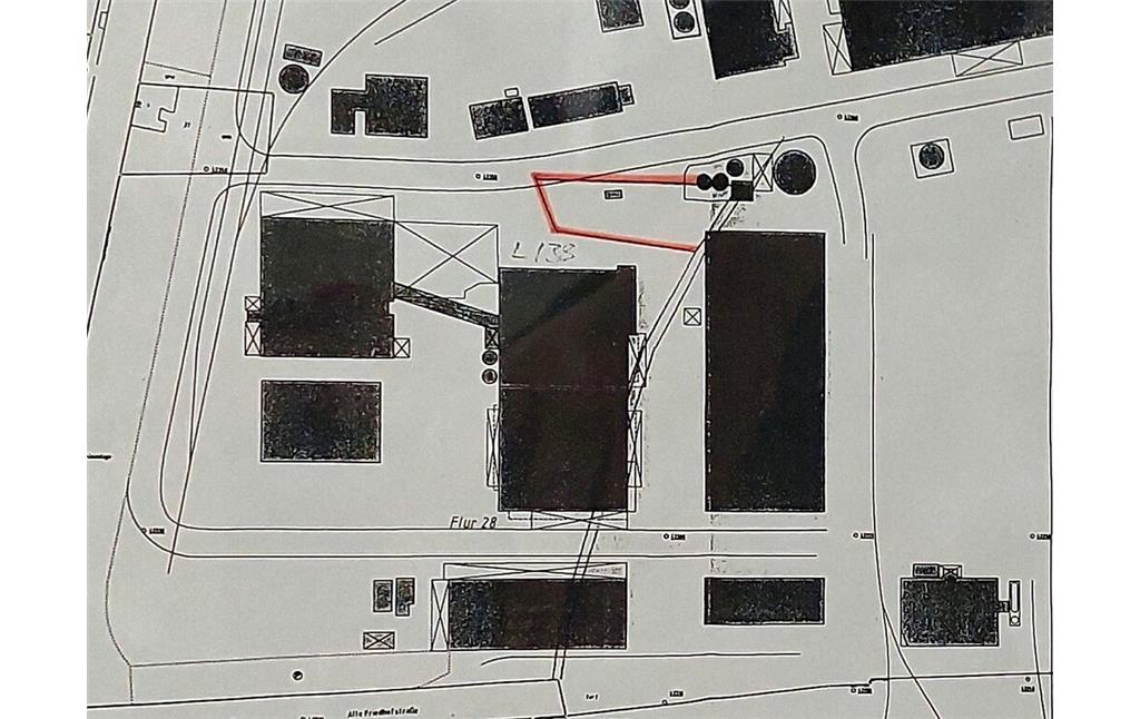 In einem Katasterplan 1998 in rot eingezeichnete Lage des Jüdischen Friedhofs Uerdingen auf dem späteren Werksgelände der Bayer AG, zur NS-Zeit Teil der früheren I. G. Farben. Aus einer Akte, in der die damalige Überbauung der Fläche als Friedhofschändung behandelt wird.