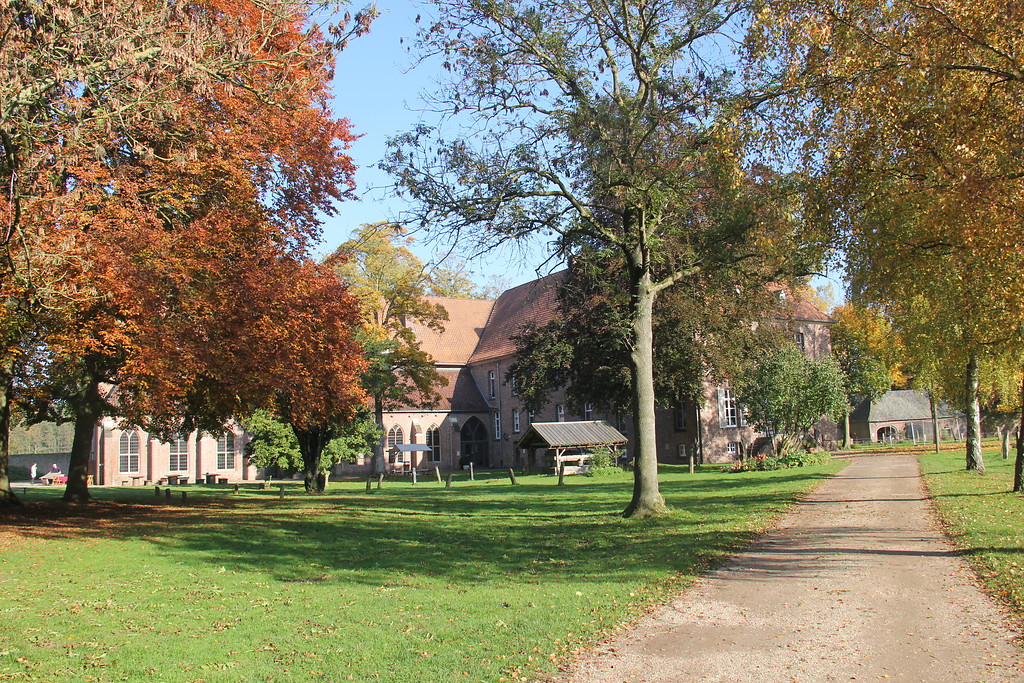 Ehemaliges Klausurgebäude des Klosters Graefenthal mit Kreuzgang von Park aus gesehen (2015).