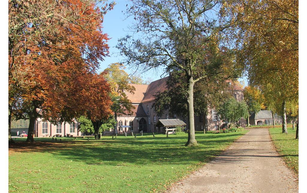 Ehemaliges Klausurgebäude des Klosters Graefenthal mit Kreuzgang von Park aus gesehen (2015).
