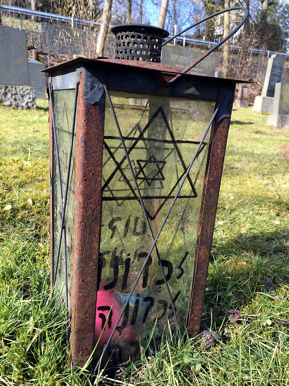 Davidstern und hebräische Schrift auf einer Grablaterne, Jüdischer Friedhof Kumpstraße in Altenkirchen (2015).