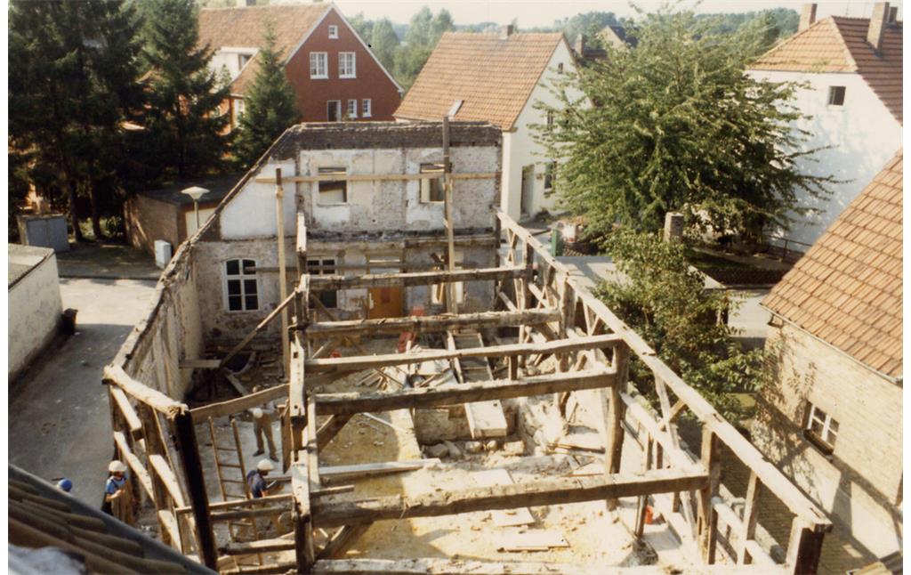 Heimatmuseum Schermbeck: Im September 1985 wurde das Fachwerk des ehemaligen Ackerbürgerhauses von der Schermbecker Firma Grewing abgebaut.