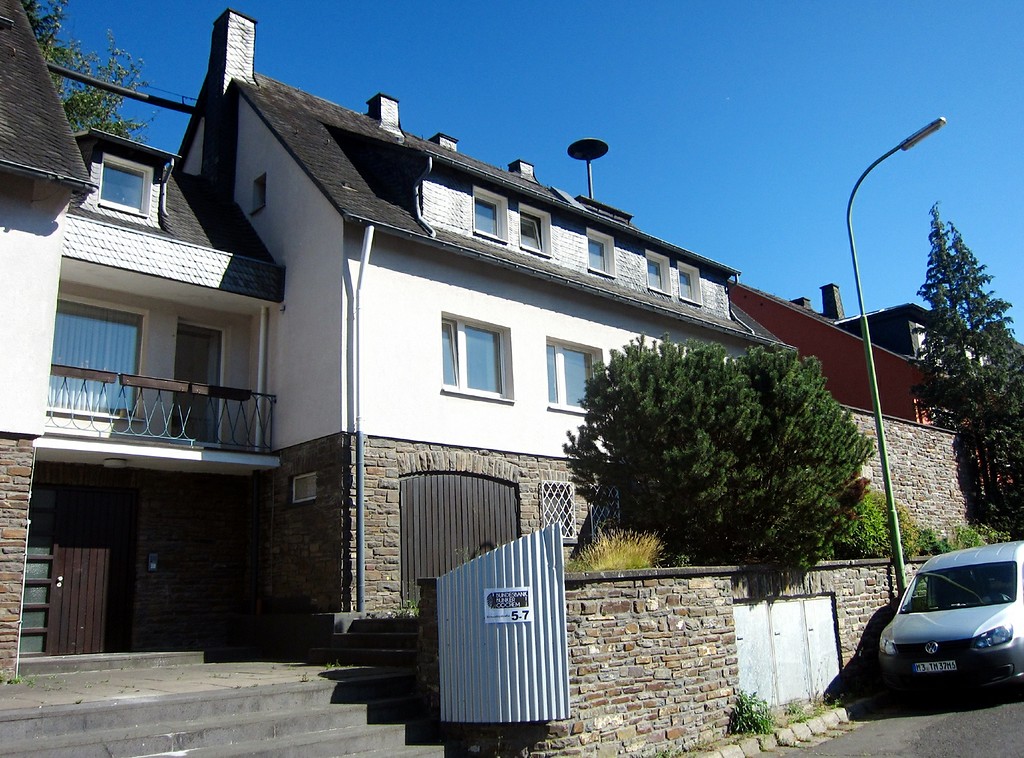 Der als Komplex zweier Wohnhäuser getarnte frühere Bunker zur Aufbewahrung einer Notstandswährung der Bundesbank in der Brauselaystraße in Cochem-Cond (2015).