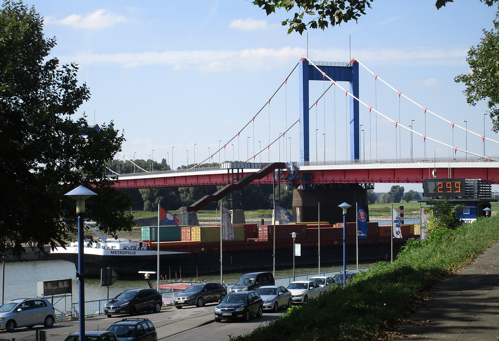 Die Duisburger Friedrich-Ebert-Straßenbrücke über den Rhein zwischen den Stadtteilen Ruhrort und Homberg (2016). Ansicht von Süden, zentral im Bild die 2010 erbaute "Haniel-Treppe" mit Aussichtsplattform, rechts der Rheinpegel.