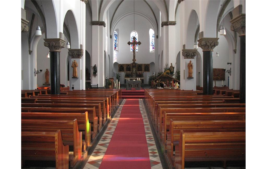 Innenraum der Pfarrkirche Sankt Arnold  mit Blick auf den Altarraum (2012)