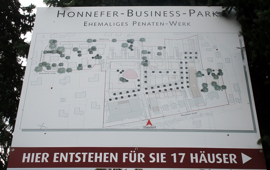 Werbetafel mit dem Bebauungsplan des "Honnefer-Business-Parks" auf dem Gelände des ehemaligen Penaten-Werks in Bad Honnef-Rhöndorf (2016).