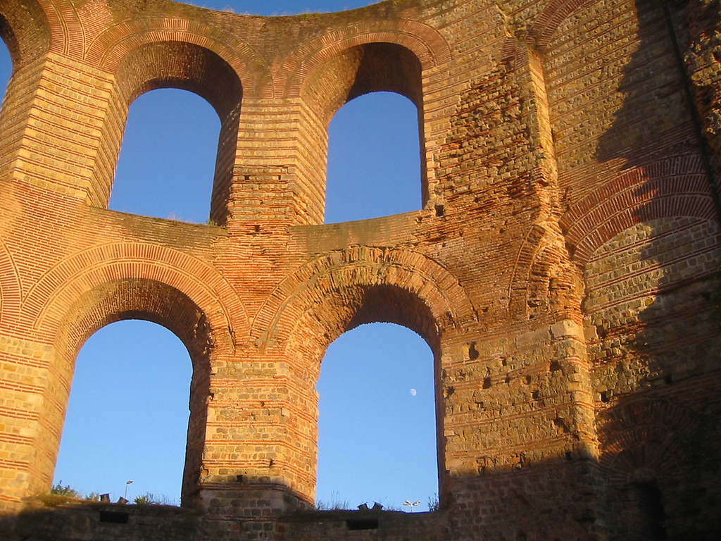 Fensterbögen der Ostapsis der Trierer Kaiserthermen, Ansicht vom Innenraum her (2004)