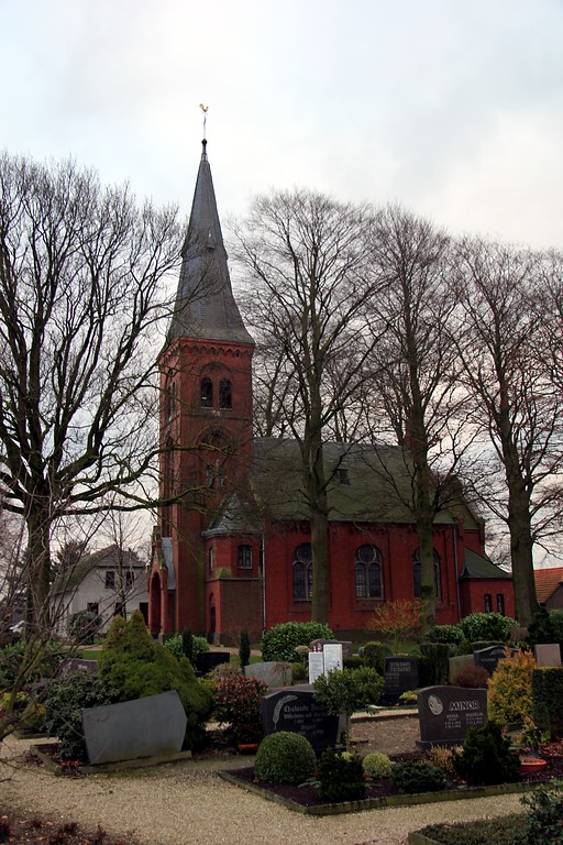 Kirche von Neulouisendorf bei Kalkar mit einem Teil des Friedhofs im Vordergrund (2013)