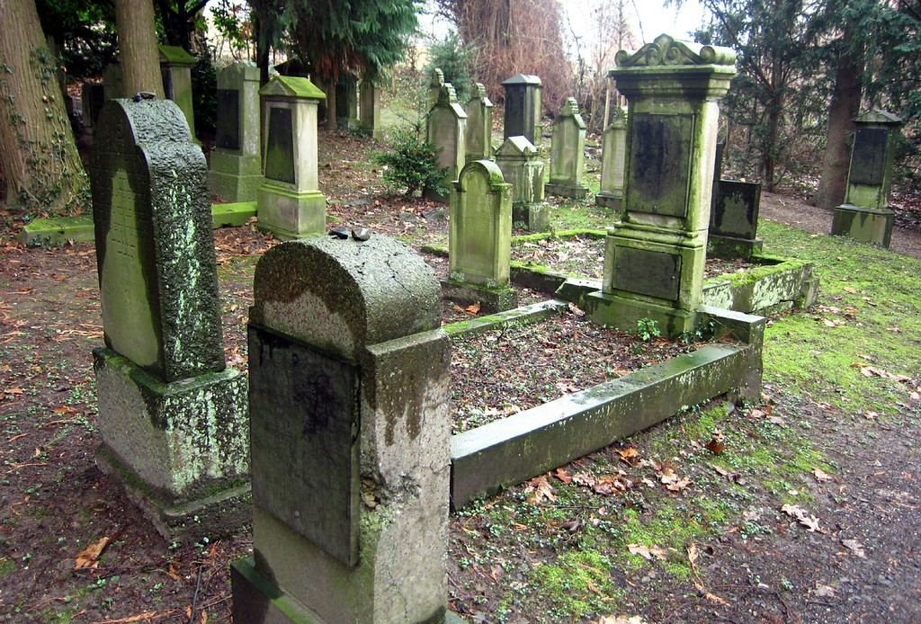 Grabsteine auf dem jüdischen Friedhof Hermann-Levy-Straße in Hennef-Geistingen (2013)