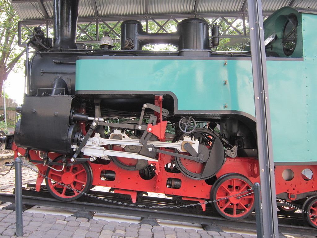 Dampflokomotive Nr. 2, Baujahr 1927, die vor dem Talbahnhof als Denkmallok aufgestellt ist. Blick auf den Antrieb mit den Zahnrädern (2013)