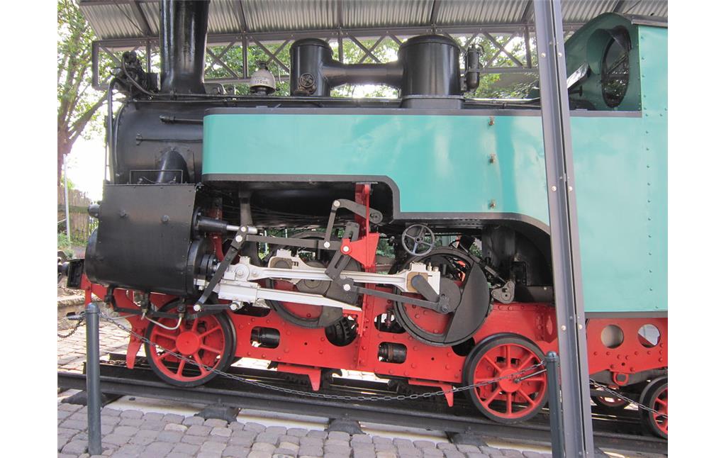 Dampflokomotive Nr. 2, Baujahr 1927, die vor dem Talbahnhof als Denkmallok aufgestellt ist. Blick auf den Antrieb mit den Zahnrädern (2013)