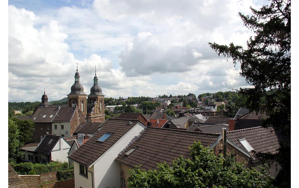 Die Lage der Pfarrkirche Mariä Himmelfahrt im Stadtbild Herzogenraths von der Burg Rode aus gesehen (2016)