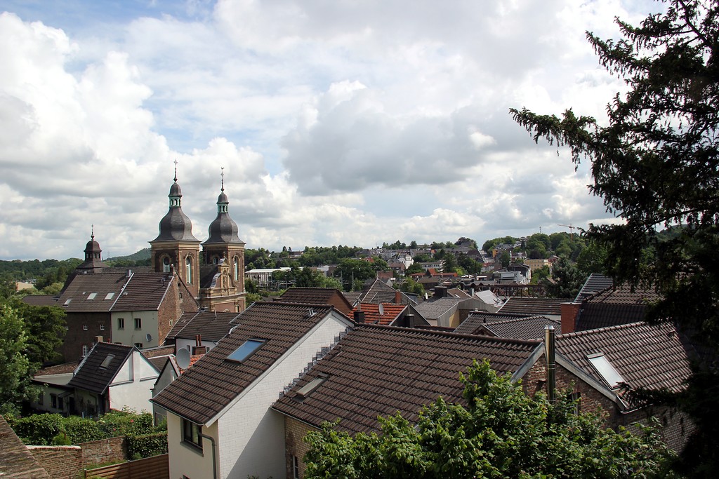 Die Lage der Pfarrkirche Mariä Himmelfahrt im Stadtbild Herzogenraths von der Burg Rode aus gesehen (2016)