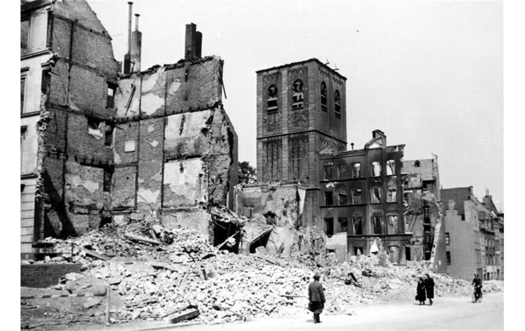 Kriegsschäden mit Trümmern in der Kölner Altstadt-Süd in der Pipinstraße nach einem Luftangriff mit Spreng- und Brandbomben (aufgenommen am 09.06.1942).