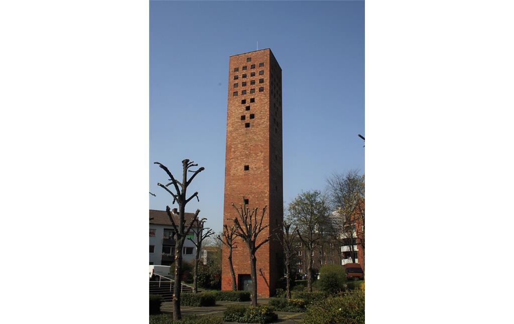 Der Kirchturm der Grabeskirche St. Bartholomäus in Köln-Ehrenfeld (2020).