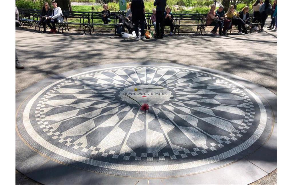 Das der Friedenshymne "Imagine" von John Lennon gewidmete Denkmal im New Yorker Central Park (2023), Vorbild des gleichartigen Denkmals im Kölner Friedenspark.