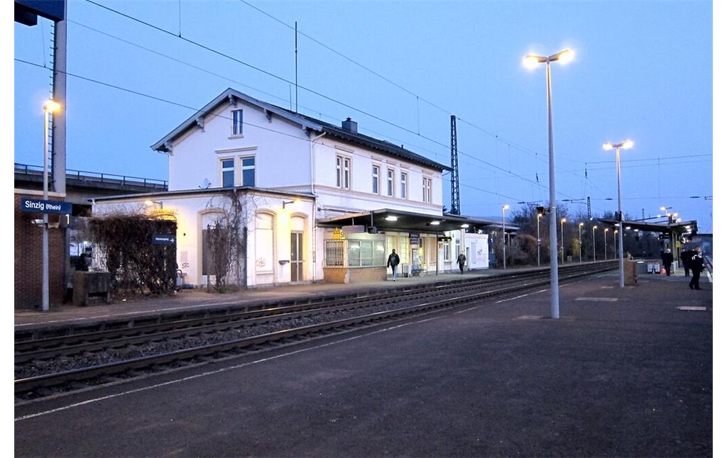 Empfangsgebäude des Bahnhofs Sinzig (2014)