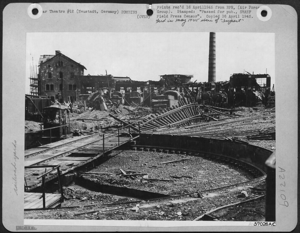 Drehscheibe mit Blick auf die Trümmer des Lokomotivschuppens (1945)