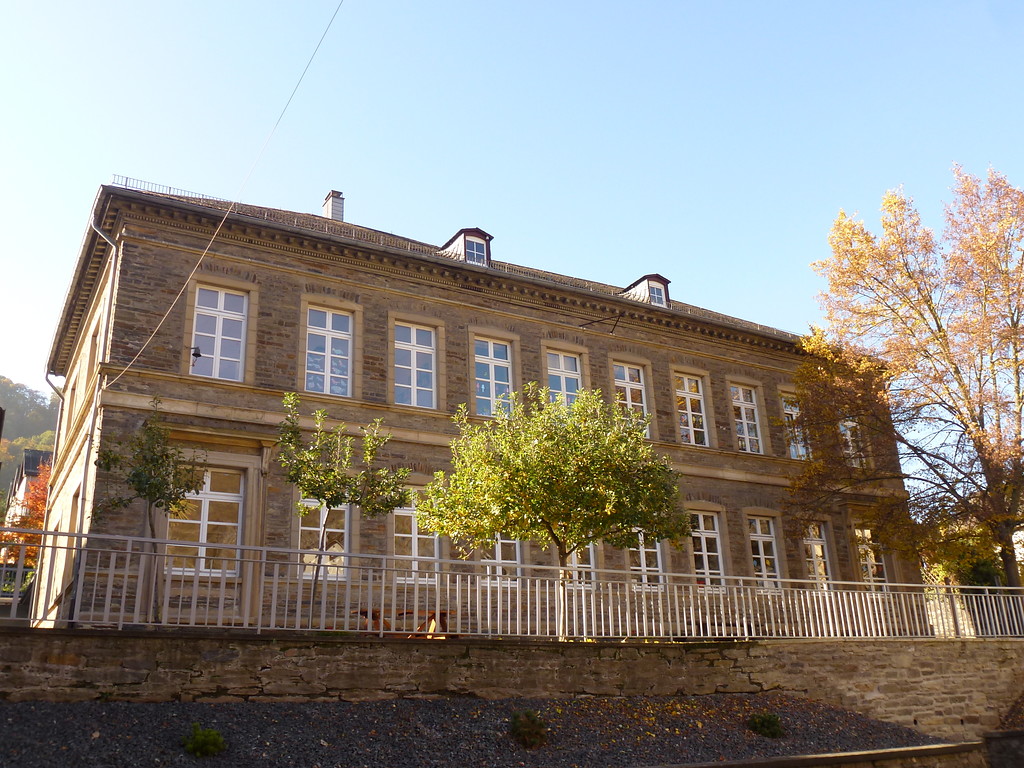Elfenley-Grundschule in Oberwesel (2016). Zwischen 1834 und 1837 wurde in der Liebfrauenstraße 29 eine zweigeschossige Knaben- und Mädchenschule im klassizistischen Stil erbaut, deren Hauptfassade parallel zur Liebfrauenstraße ausgerichtet ist.
