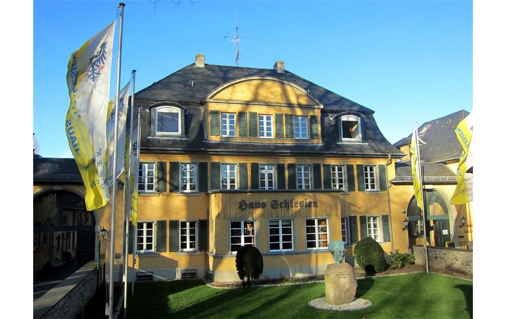 Der ehemalige klösterliche Wirtschaftshof Haus Schlesien in Königswinter-Heisterbacherrott, heutiges Dokumentations- und Informationszentrum (2014).