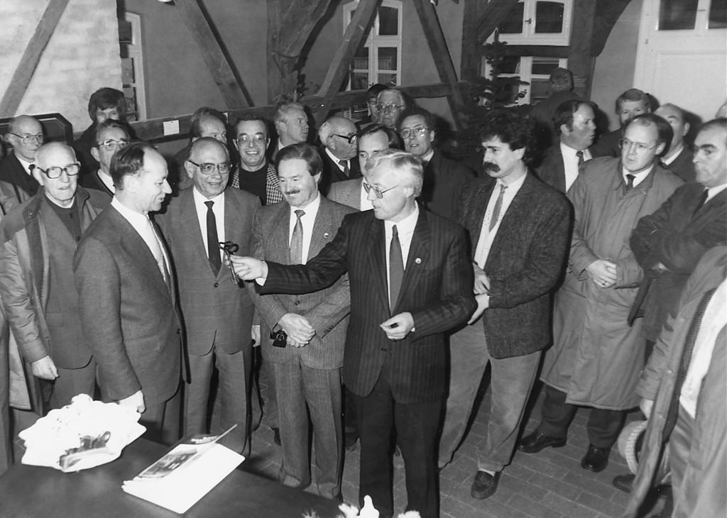 Heimatmuseum Schermbeck: Bürgermeister Bernhard Krass (Mitte) überreichte am 4. Dezember 1987 dem Heimat- und Geschichtsvereinsvorsitzenden Hans Zelle (vorne, 2.v.l.) den Schlüssel für das neue Heimatmuseum in der Steintorstraße 17.