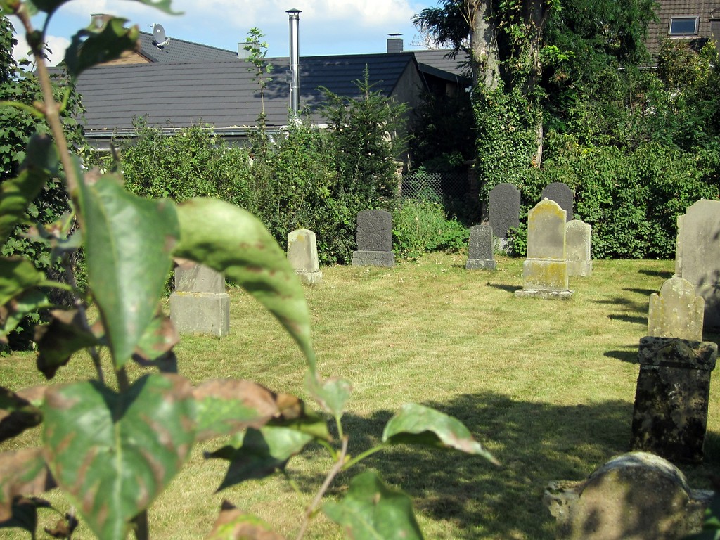 Blick auf den jüdischen Friedhof am Kuhweg in Neuss-Grimlinghausen (2014).