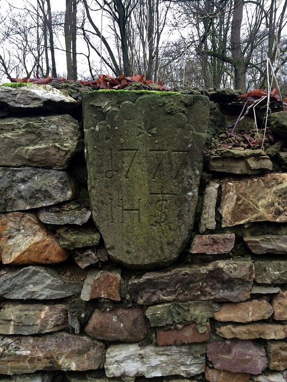 Mauerreste des Verwaltungsgebäudes der Eisenhütte Abentheuer (2015) mit einem Inschriftstein