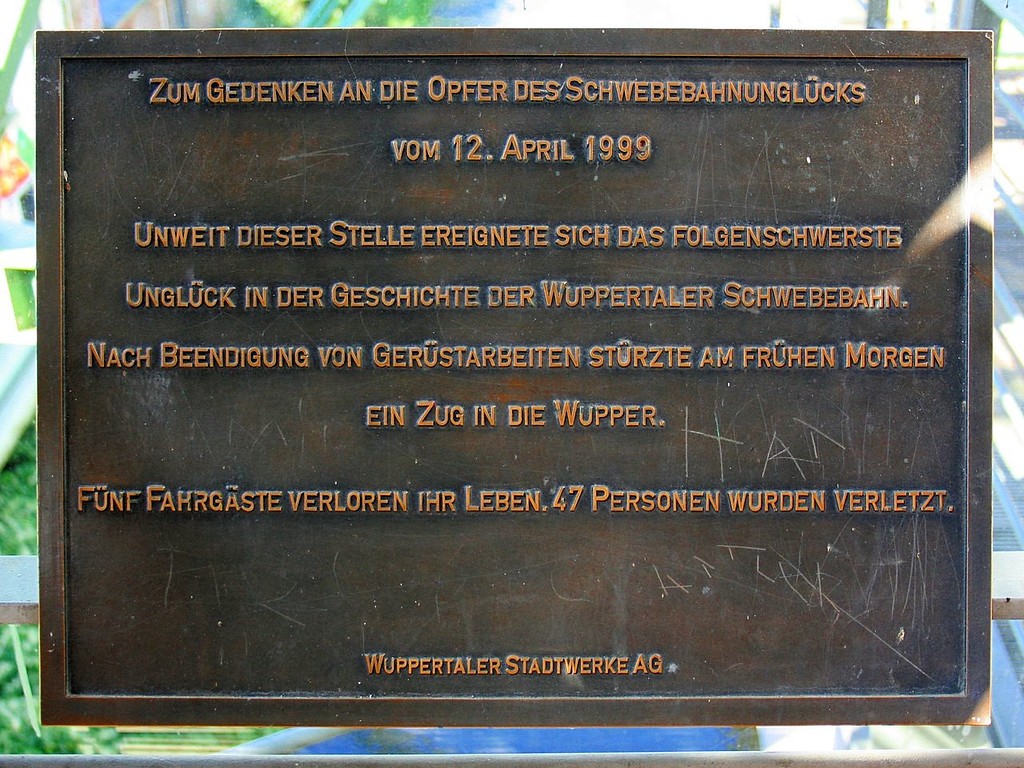 Gedenktafel an der Station Robert-Daum-Platz zum Schebebahn-Unglück in Wuppertal 1999, bei dem fünf Menschen ums Leben kamen und 47 schwer verletzt wurden (2008).