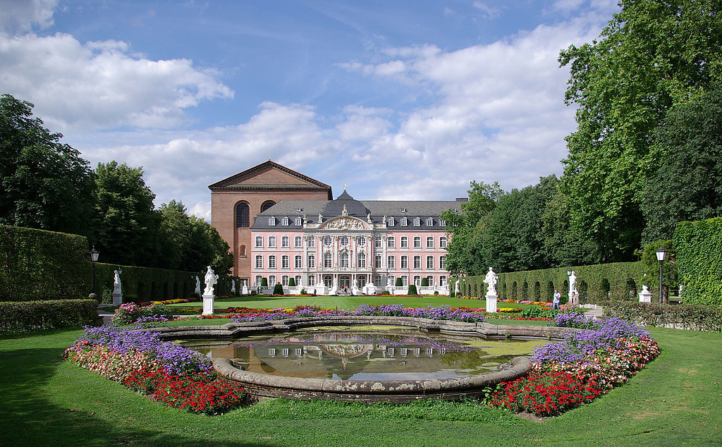 Palastgarten und kurfürstliches Palais in Trier, hinter dem Palastgebäude die römische Palastaula, die so genannte Konstantinbasilika (2008).