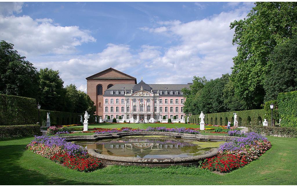 Palastgarten und kurfürstliches Palais in Trier, hinter dem Palastgebäude die römische Palastaula, die so genannte Konstantinbasilika (2008).
