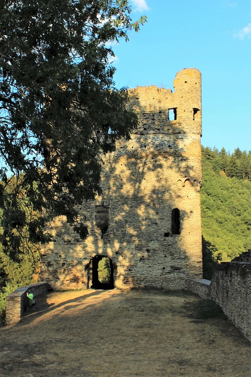 Blick auf den ehemaligen Wohnturm der Burgruine Balduinseck (2018).