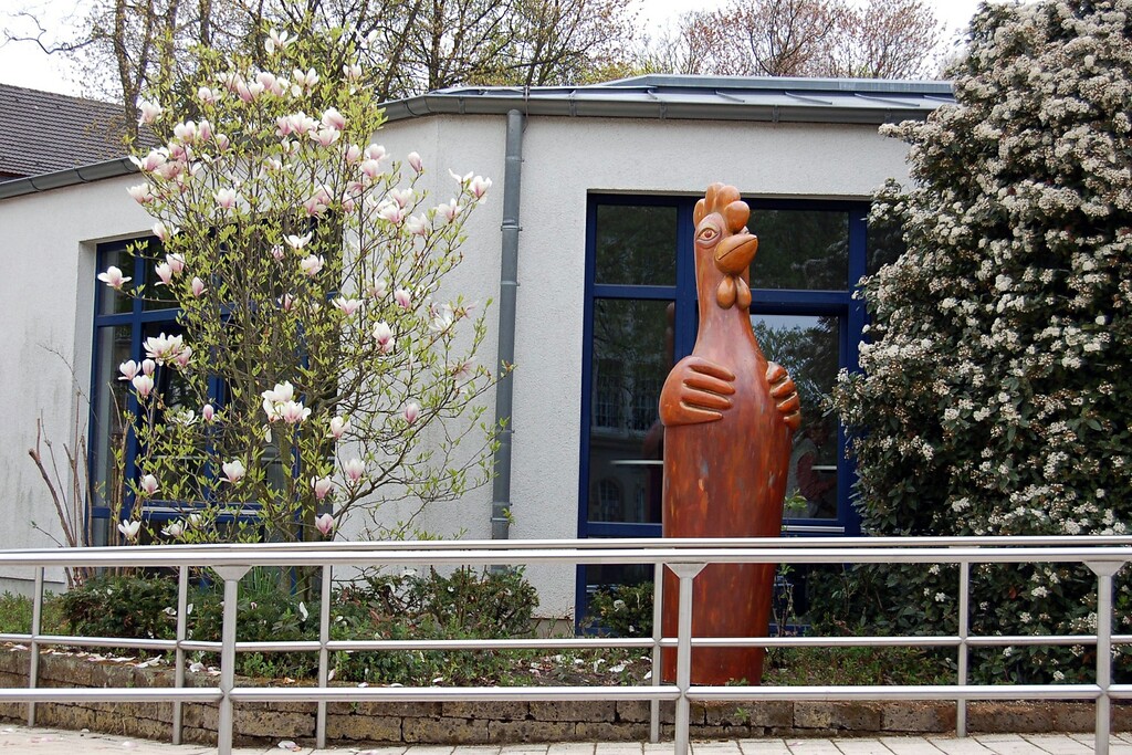Skulptur "Huhn Seniorita" auf dem Gelände der Sozialbetriebe Köln in Köln-Riehl (2022), geschaffen von der Aktionskünstlerin Bertamaria Reetz.