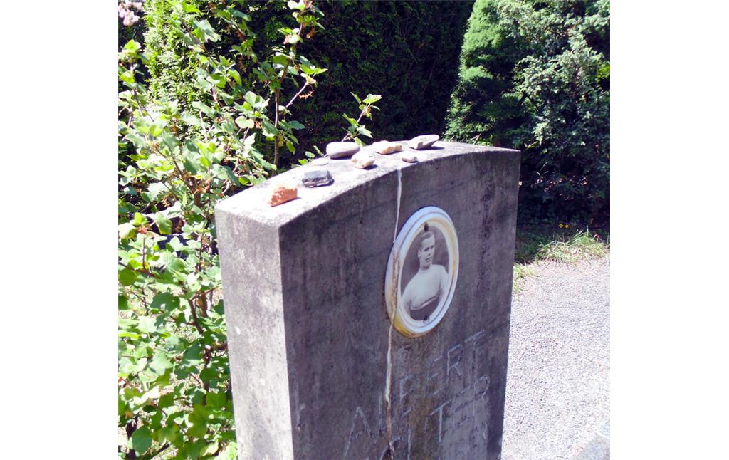Grabstein des Radrennsportlers Albert Richter auf dem Melatenfriedhof in Köln-Lindenthal (2020). Auf der Oberkante wurden einzelne Steine abgelegt.