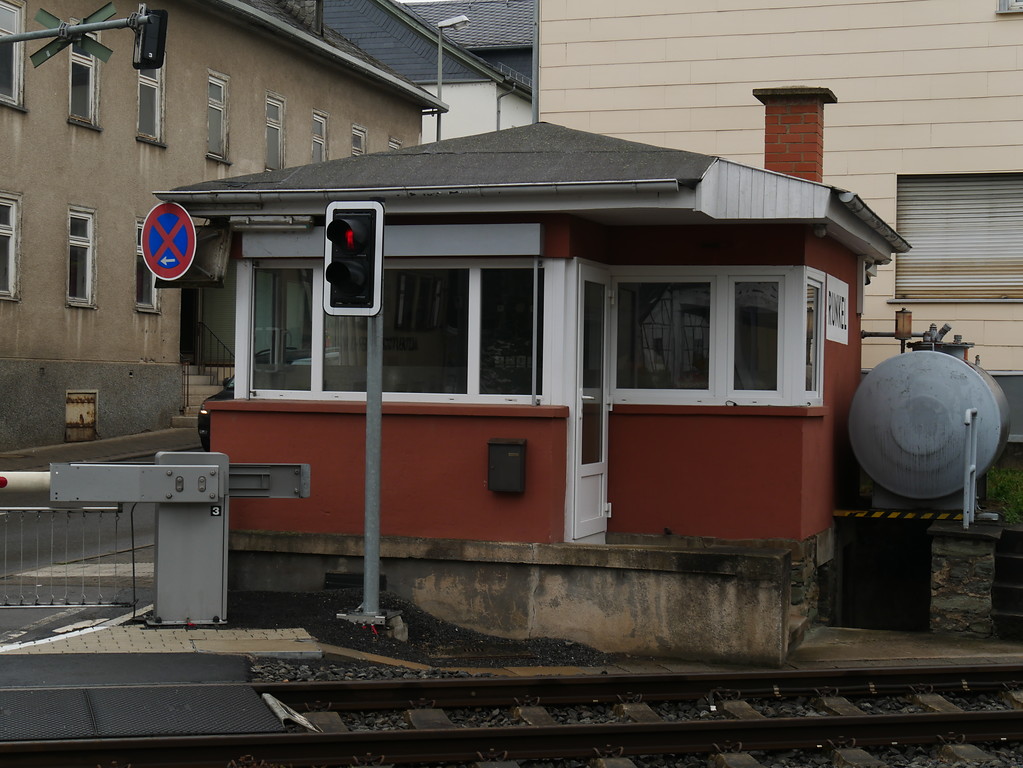 Gebäude am Bahnübergang nahe des Bahnhofs Runkel (2017)
