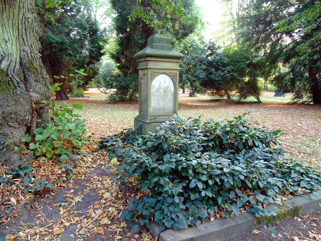 Eine alte Grabstätte auf dem ehemaligen Friedhof Deckstein in Köln-Lindenthal (2020)