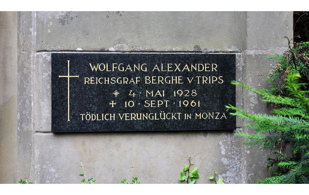 Die Grabtafel für den tödlich verunglückten Rennfahrer Wolfgang Alexander Reichsgraf Berghe von Trips an der Familiengruft auf dem Friedhof in Kerpen-Horrem (2013).