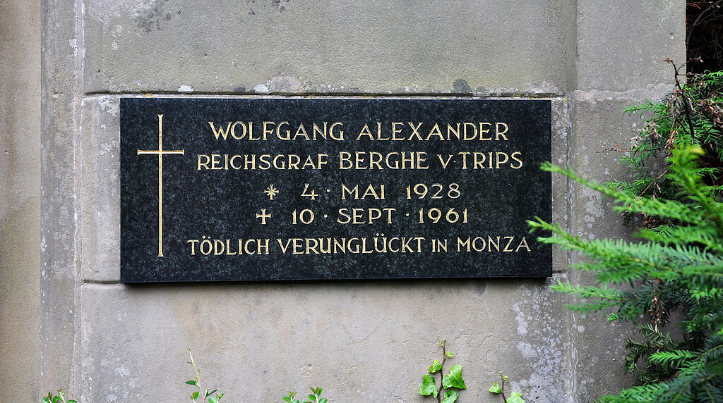 Die Grabtafel für den tödlich verunglückten Rennfahrer Wolfgang Alexander Reichsgraf Berghe von Trips an der Familiengruft auf dem Friedhof in Kerpen-Horrem (2013).