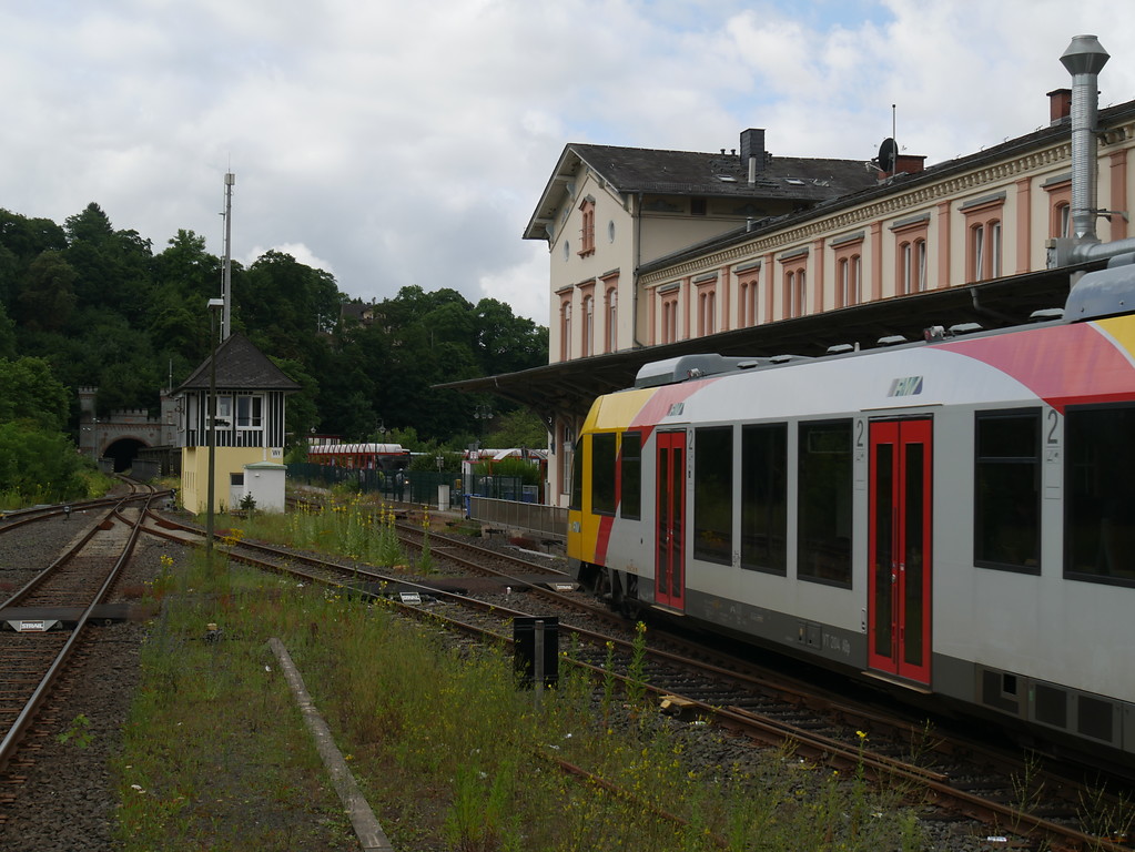 Ausfahrender Zug am Bahnhof Weilburg (2017)