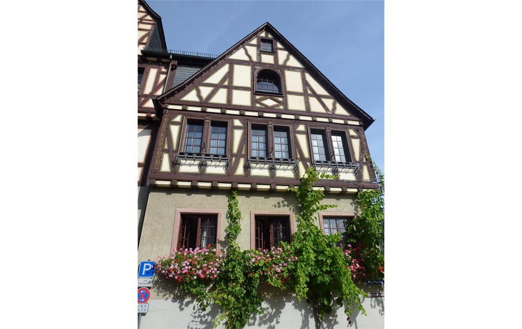Fachwerkhaus am Marktplatz 3-5 in Oberwesel (2016). Die Aufnahme zeigt den rechten Teil des Gebäudes.
