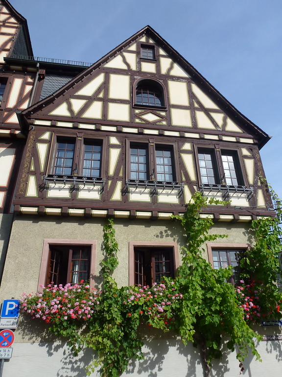 Fachwerkhaus am Marktplatz 3-5 in Oberwesel (2016). Die Aufnahme zeigt den rechten Teil des Gebäudes.