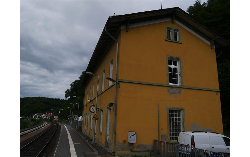 Westseite des Hauptgebäudes des Bahnhofs Aumenau in Villmar-Aumenau (2017)