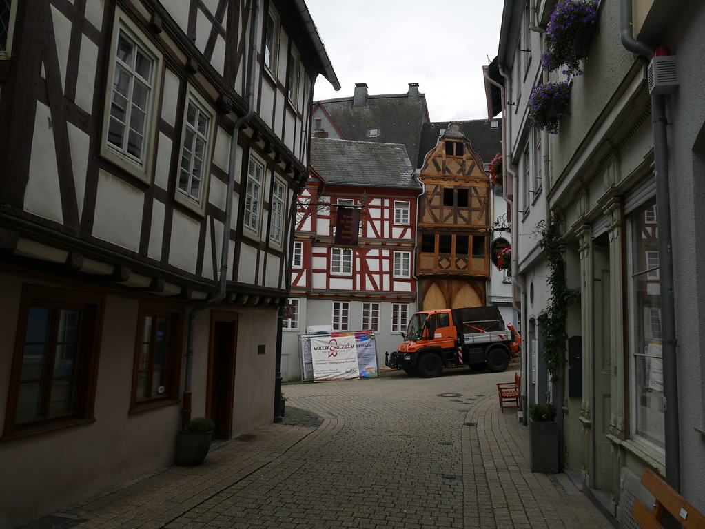 In der linken Bildhälfte ist das Haus der sieben Laster in Limburg zu erkennen (2017).