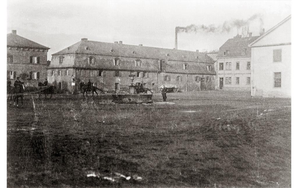 Blick in den alten Hof des Landgestüts Zweibrücken (um 1900)