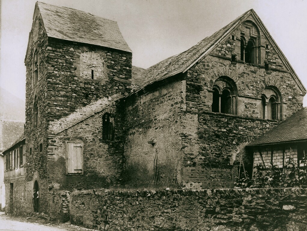Diese historische Fotografie zeigt das Haus Korbisch in Karden mit unverputzten Natursteinfassaden (1889)