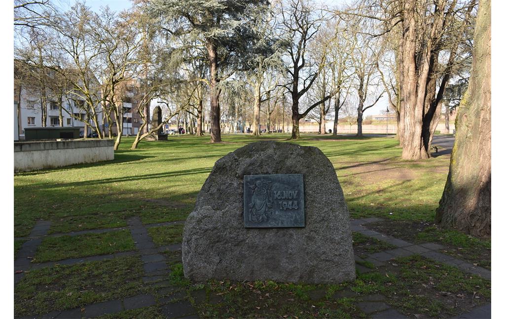Gedenkstein für Gefallene des Zweiten Weltkriegs auf dem Schlossplatz in Jülich (2020).