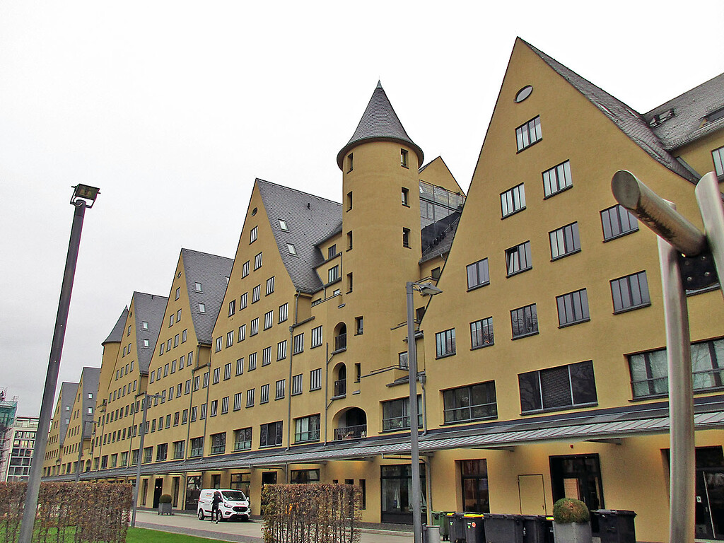 Das Danziger Lagerhaus "Siebengebirge" am Rheinauhafen in Köln-Altstadt-Süd von der vom Rhein abgewandten Seite aus gesehen (2021).