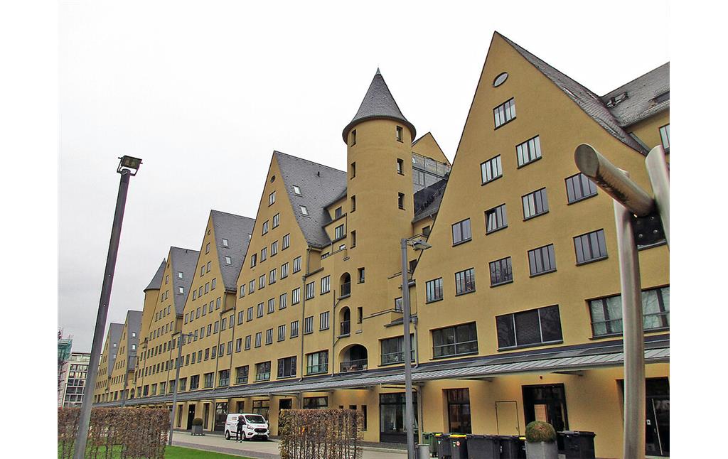 Das Danziger Lagerhaus "Siebengebirge" am Rheinauhafen in Köln-Altstadt-Süd von der vom Rhein abgewandten Seite aus gesehen (2021).
