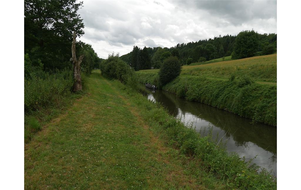 Schleusenkanal der Schleuse Fürfurt bei Villmar. In der linken Bildhälfte ist die Schleuseninsel zu erkennen (2017)