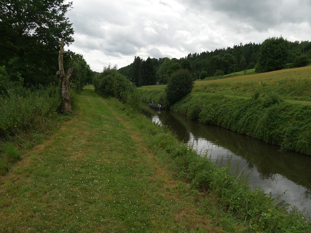 Schleusenkanal der Schleuse Fürfurt bei Villmar. In der linken Bildhälfte ist die Schleuseninsel zu erkennen (2017)